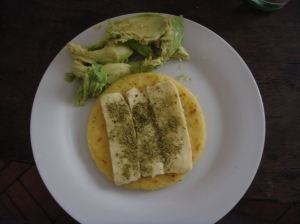 Arepa (majsbaserat bröd) med ost, oregano och advokado